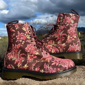 🌺 New Dr. Martens Cherry Red Victorian Floral Toile de Jouy Boots flowers 🌺